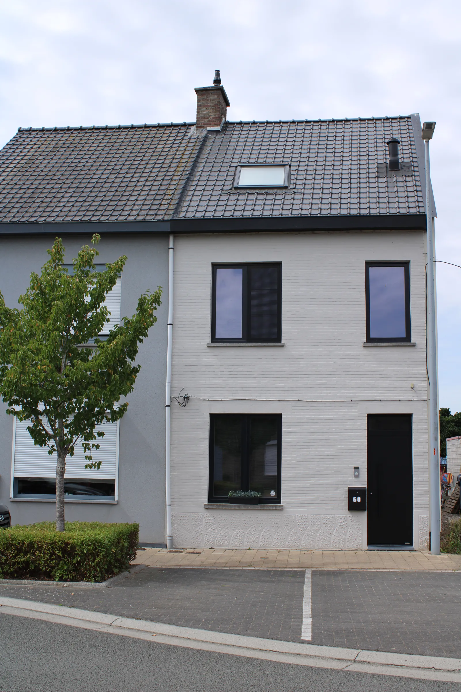 Voorgevel van de gerenoveerde woning aan Schave 60 in Deinze