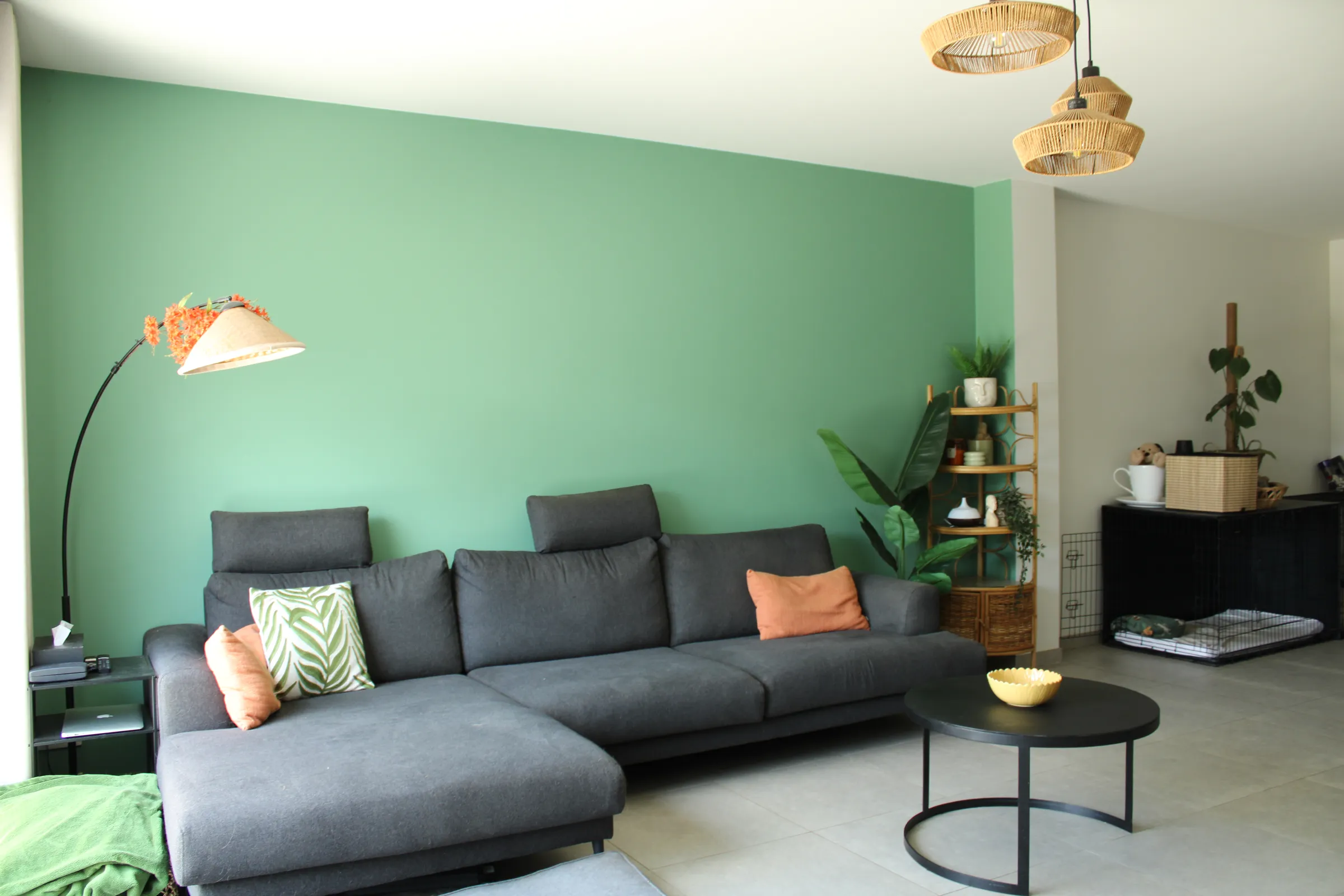 Lichtrijke leefruimte met zithoek en groene accentwand